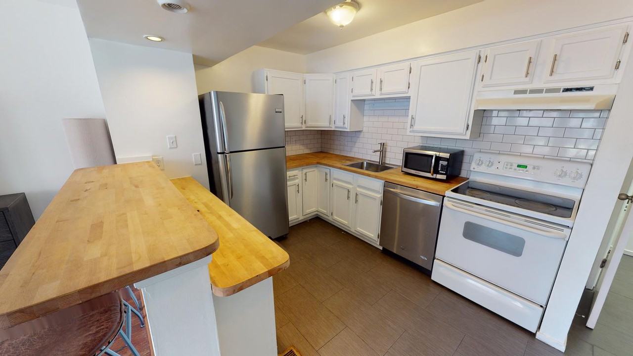 Lovely Columbia Heights townhouse near the metro station - Photo 2 of 8