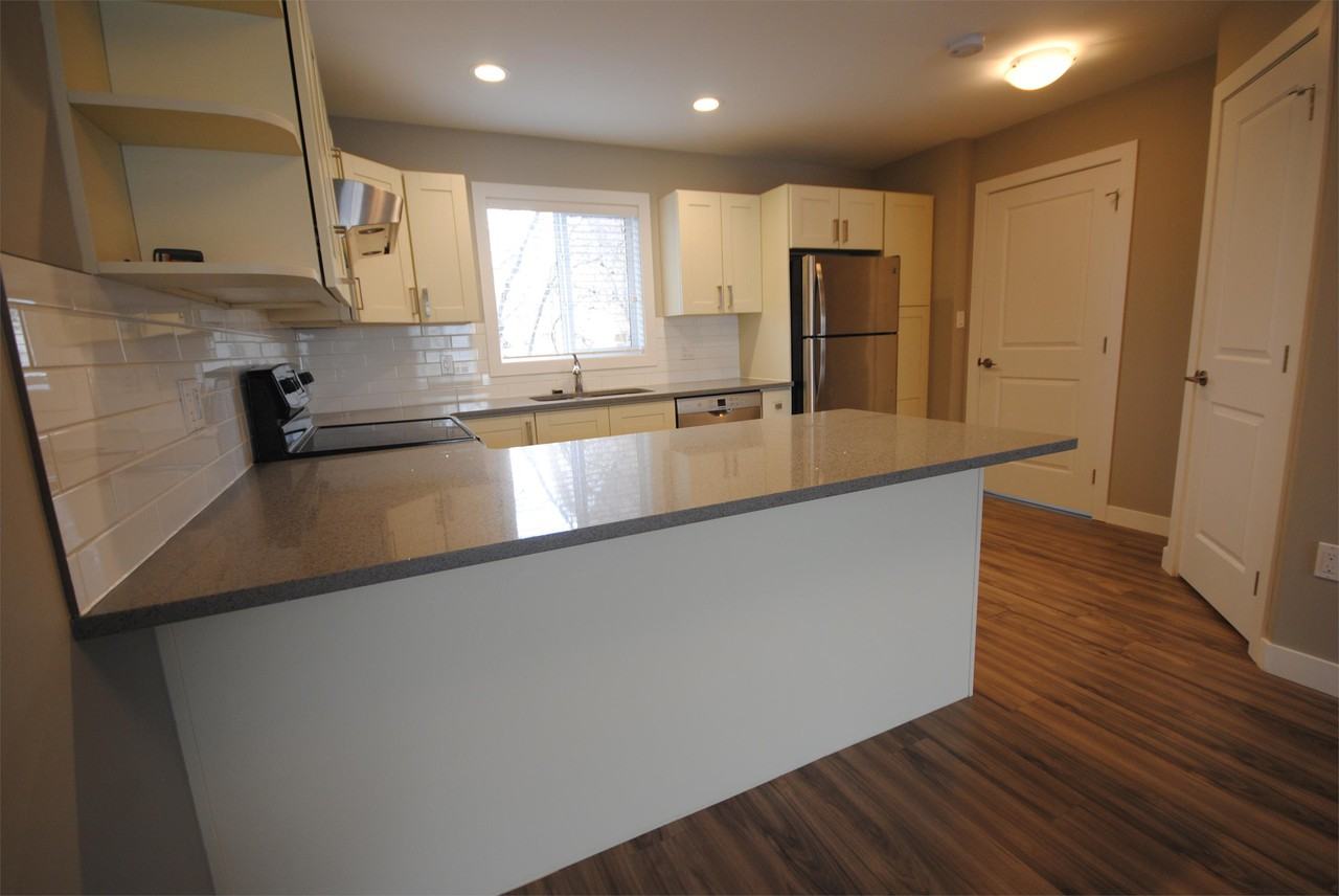 10106 Kingsway Townhome - Photo 2 of 37