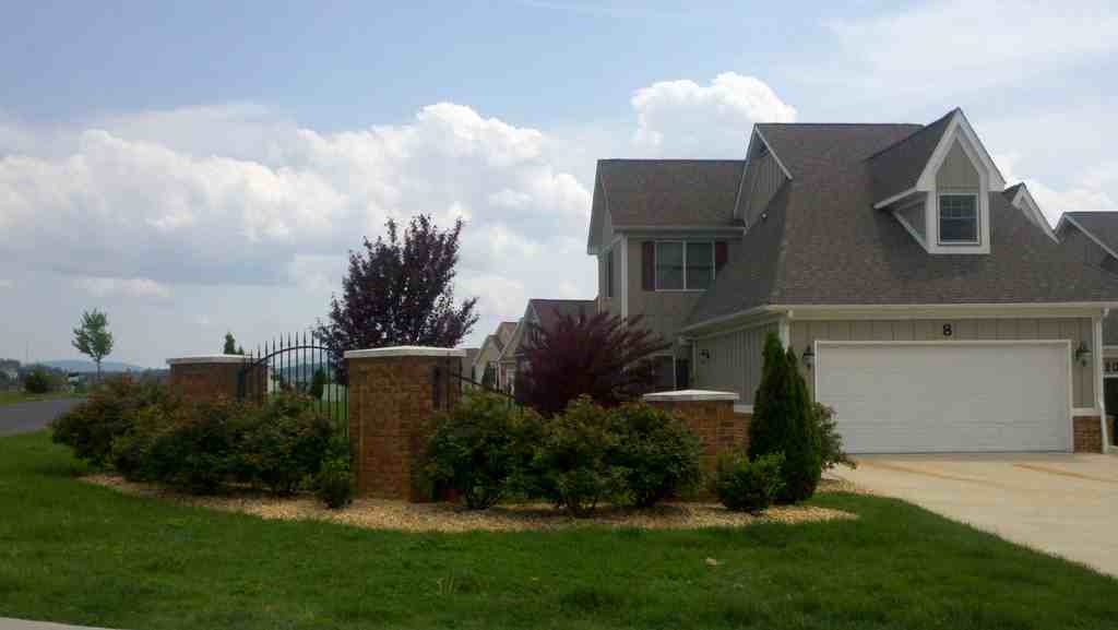 8 Abbey Ct - Photo 2 of 17