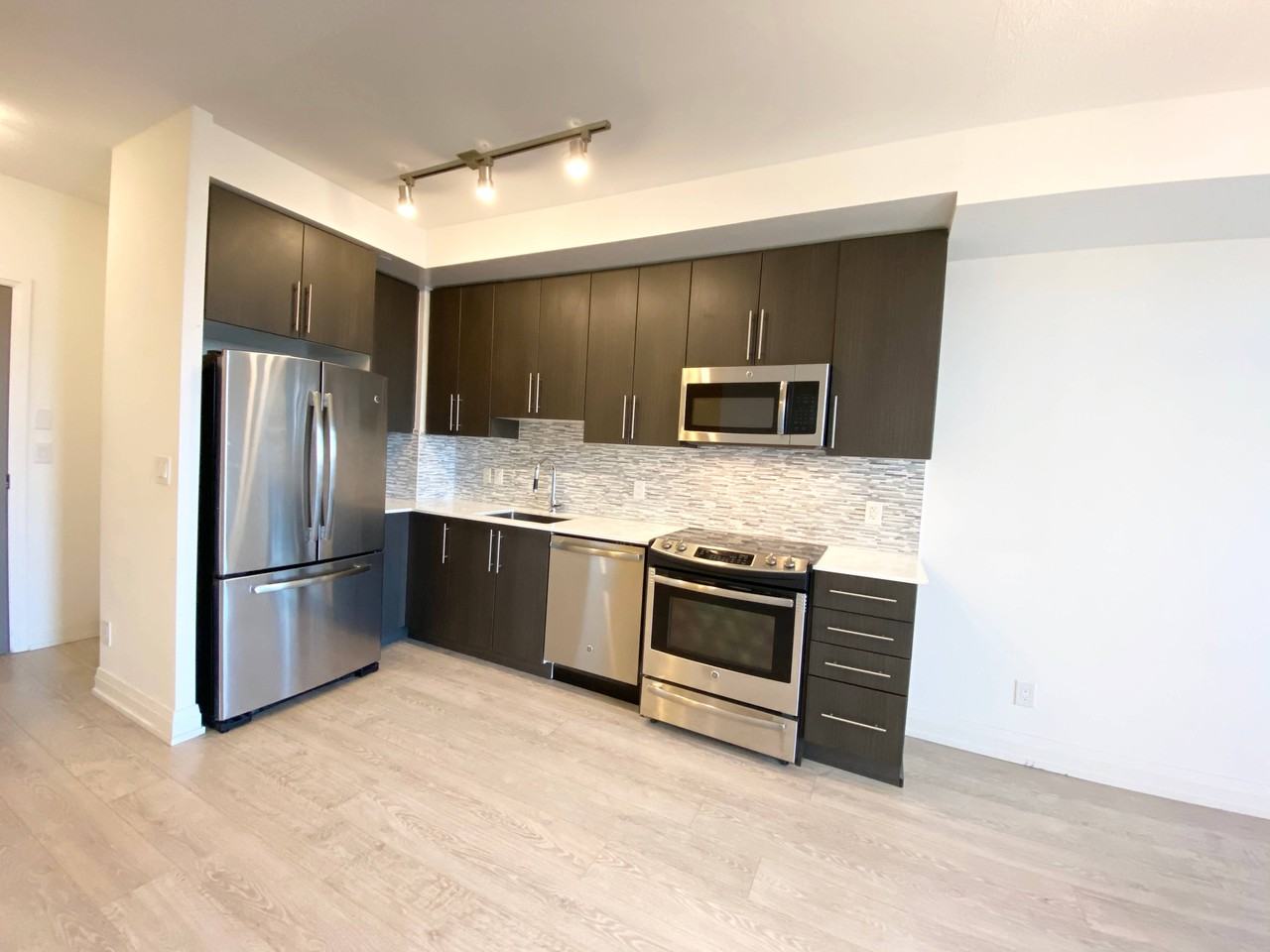 7167 Yonge St - Photo 2 of 21