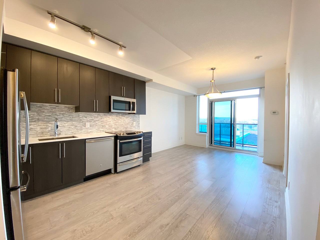 7167 Yonge St - Photo 3 of 21