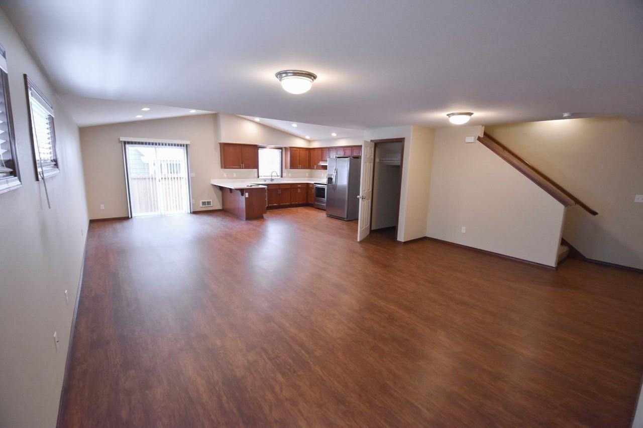14714 50th Ave Ne - Photo 2 of 10