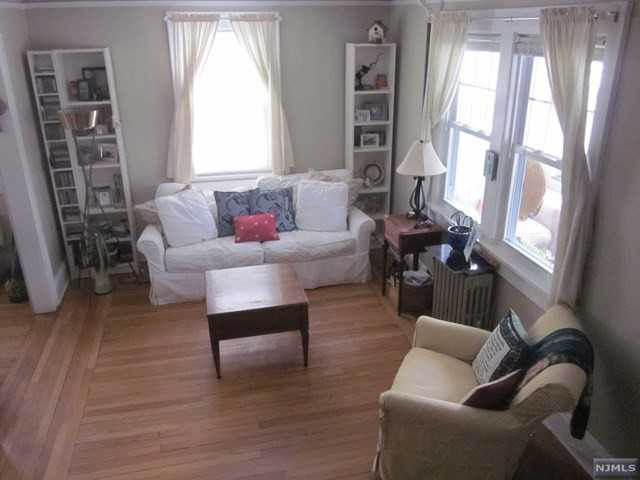 11 New York Ave - Photo 2 of 16