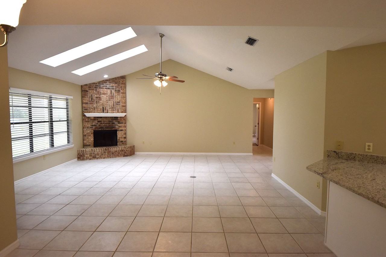 405 Glen Abbey Ln - Photo 3 of 20
