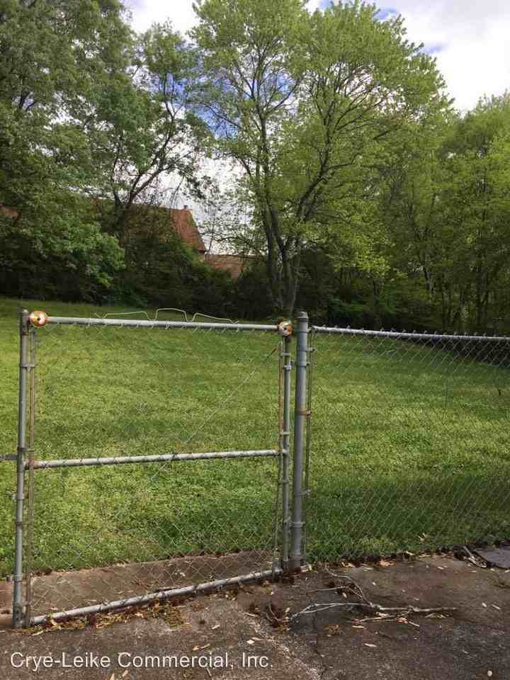 1005 E Lake Court - Photo 2 of 11