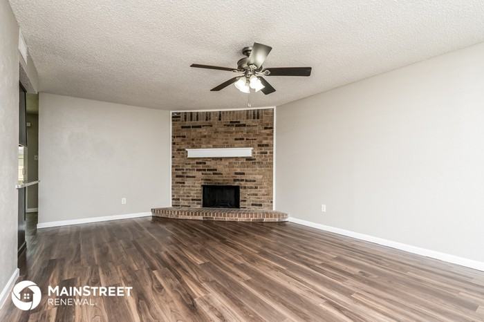1509 Larchmont Dr - Photo 3 of 16