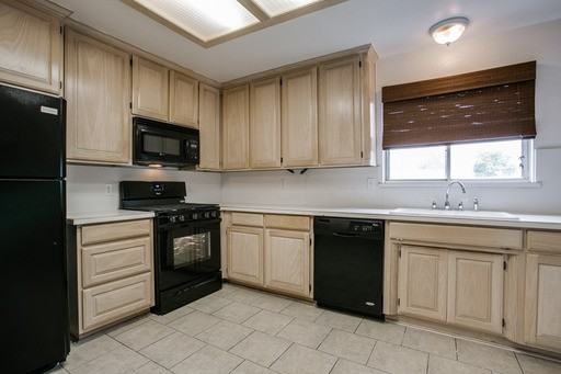 1428 Milmo Dr - Photo 2 of 25