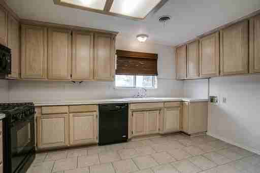 1428 Milmo Dr - Photo 3 of 25