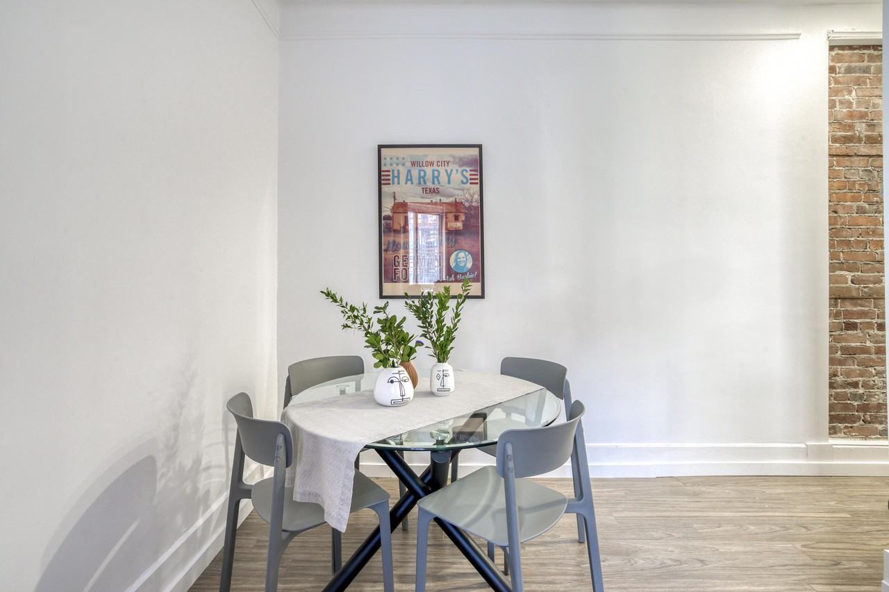 2045 Rue Chomedey #3 - Photo 3 of 9