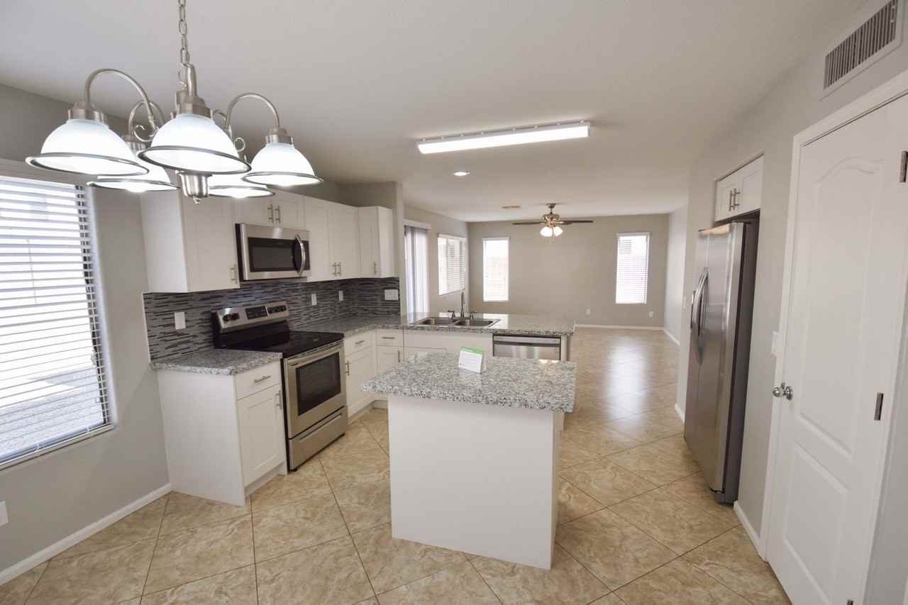 12532 W Windsor Blvd - Photo 2 of 11