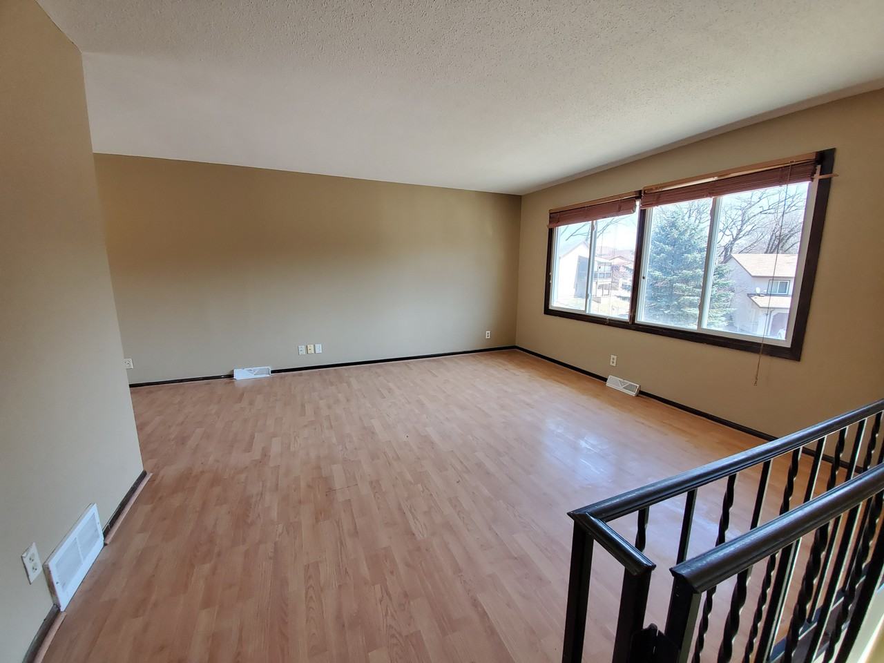 2613 Yellowstone Blvd - Photo 3 of 12