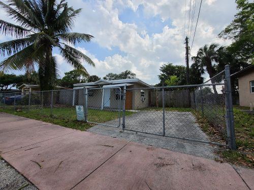 2413 Nw 9th St - Photo 2 of 8