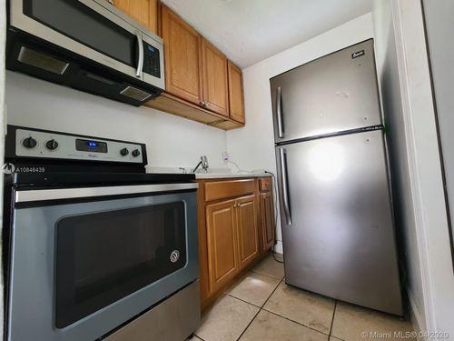 2413 Nw 9th St - Photo 3 of 8