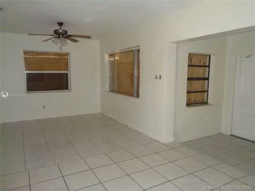 2431 Northwest 9th Street - Photo 3 of 8