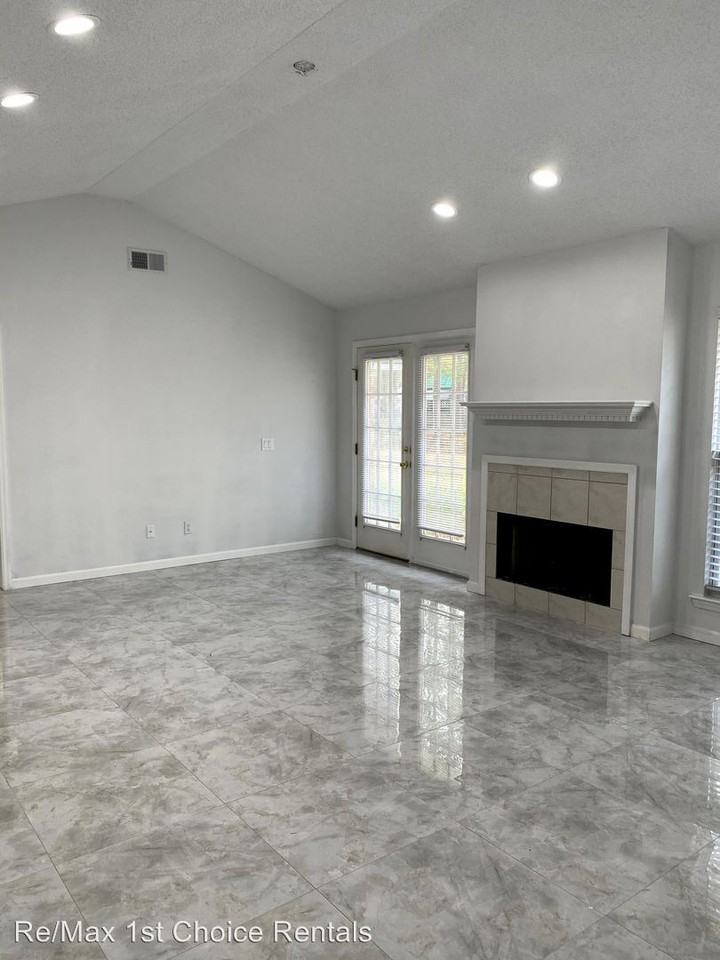711 Plantation Dr - Photo 2 of 15