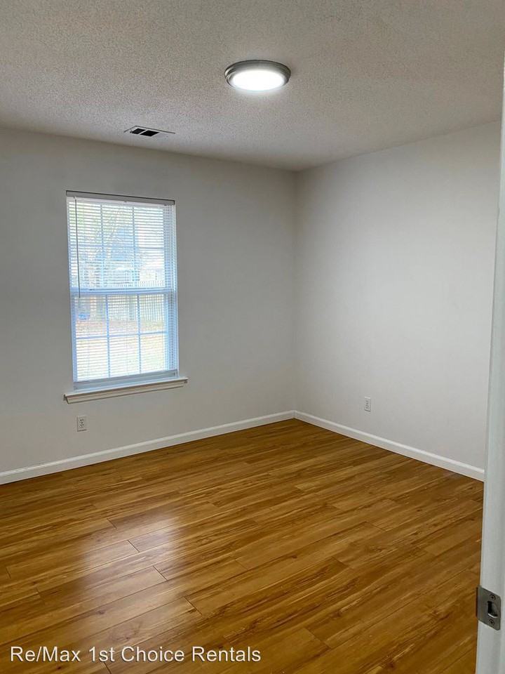 711 Plantation Dr - Photo 3 of 15