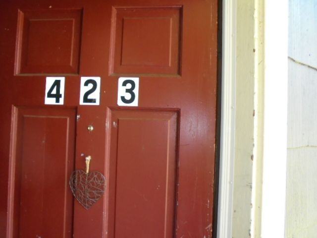 423 Gladstone - Photo 2 of 4