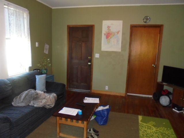 423 Gladstone - Photo 3 of 4