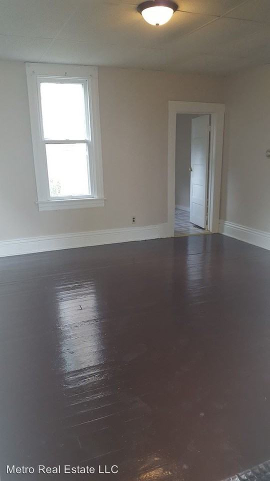 711 Walnut St - Photo 2 of 11