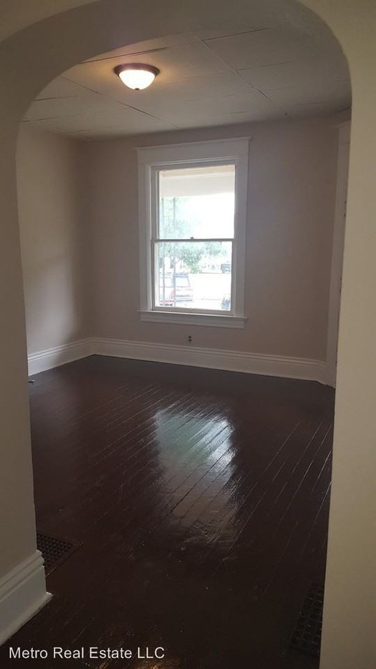 711 Walnut St - Photo 3 of 11