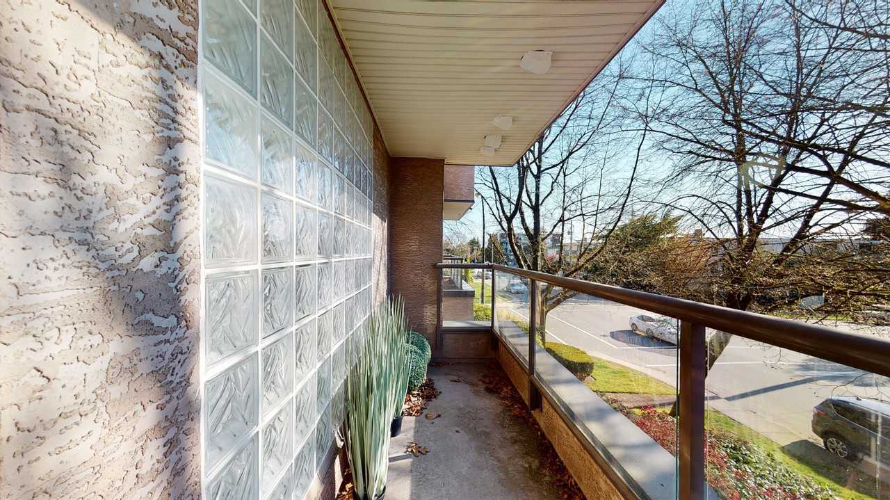 1702 Chesterfield Ave - Photo 3 of 4