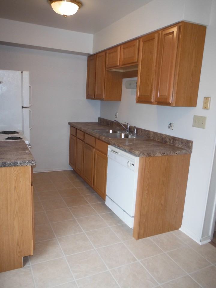 2217 Yorktowne Dr - Photo 2 of 4