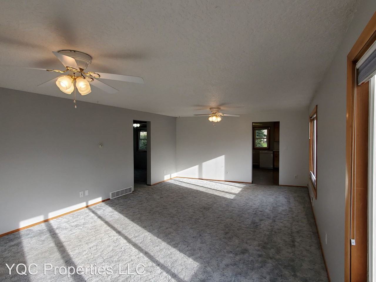 2512 E 8th St - Photo 3 of 23