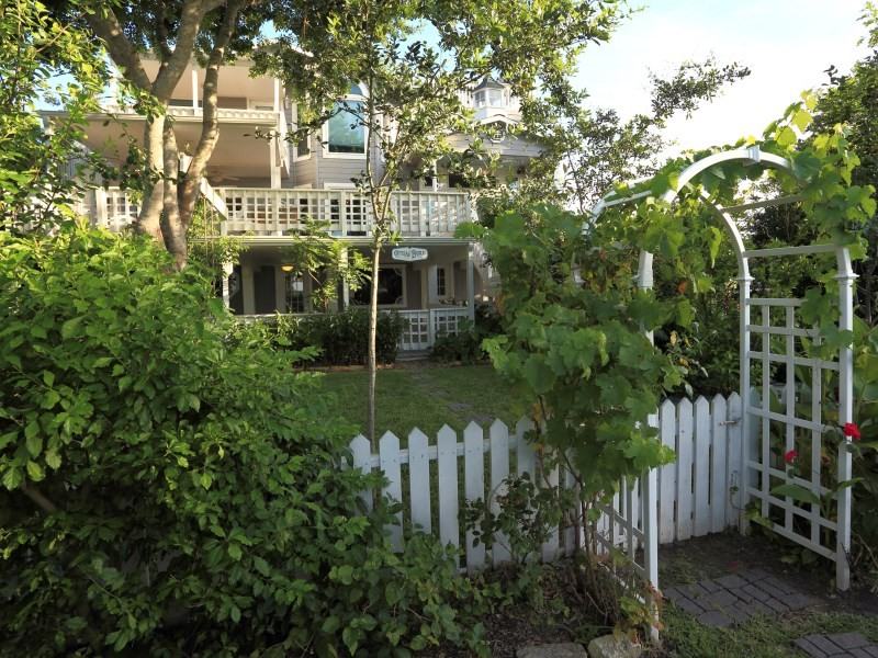 1019 N Shore Dr - Photo 2 of 16