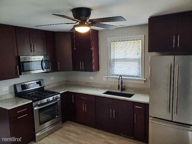 110 S Wood St - Photo 2 of 11