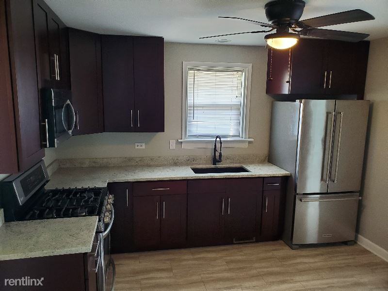 110 S Wood St - Photo 3 of 11