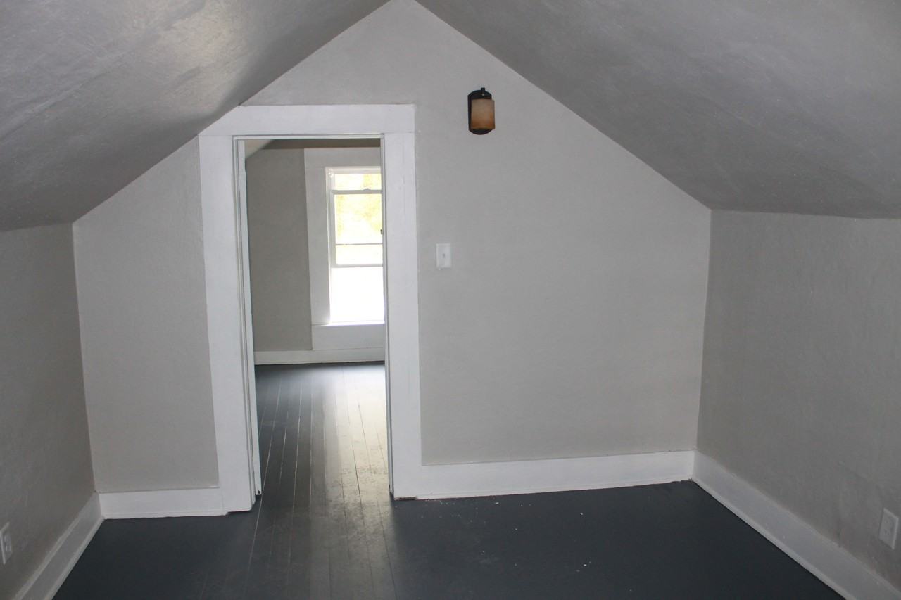 1143 E Madison St - Photo 2 of 5