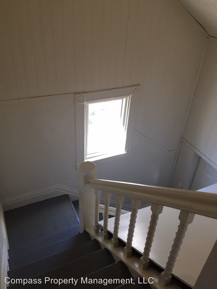 1006 Bates St SE - Photo 2 of 11