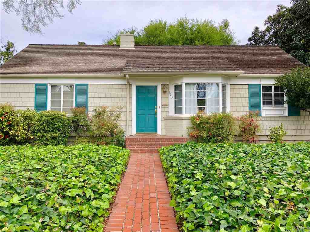 523 W 11th Street - Photo 2 of 30