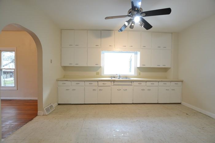 919 Summit Street - Photo 3 of 10