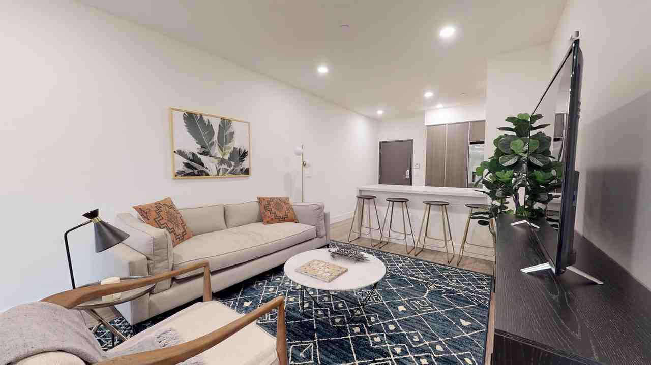 Elegant Hollywood apartment with rooftop views - Photo 2 of 11