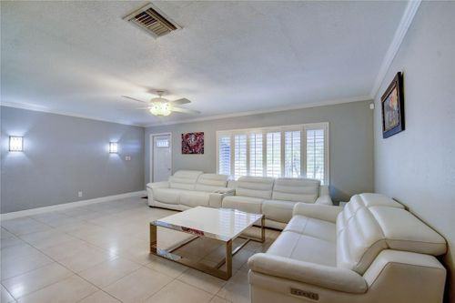 8027 Northwest 93rd Avenue - Photo 3 of 8