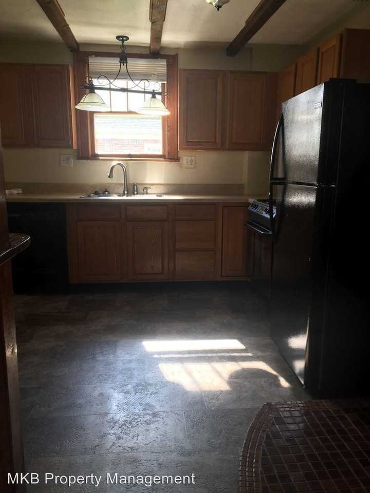 629 Huntington Blvd NE - Photo 2 of 12