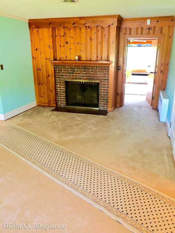 6300 Glenoak Drive - Photo 3 of 5