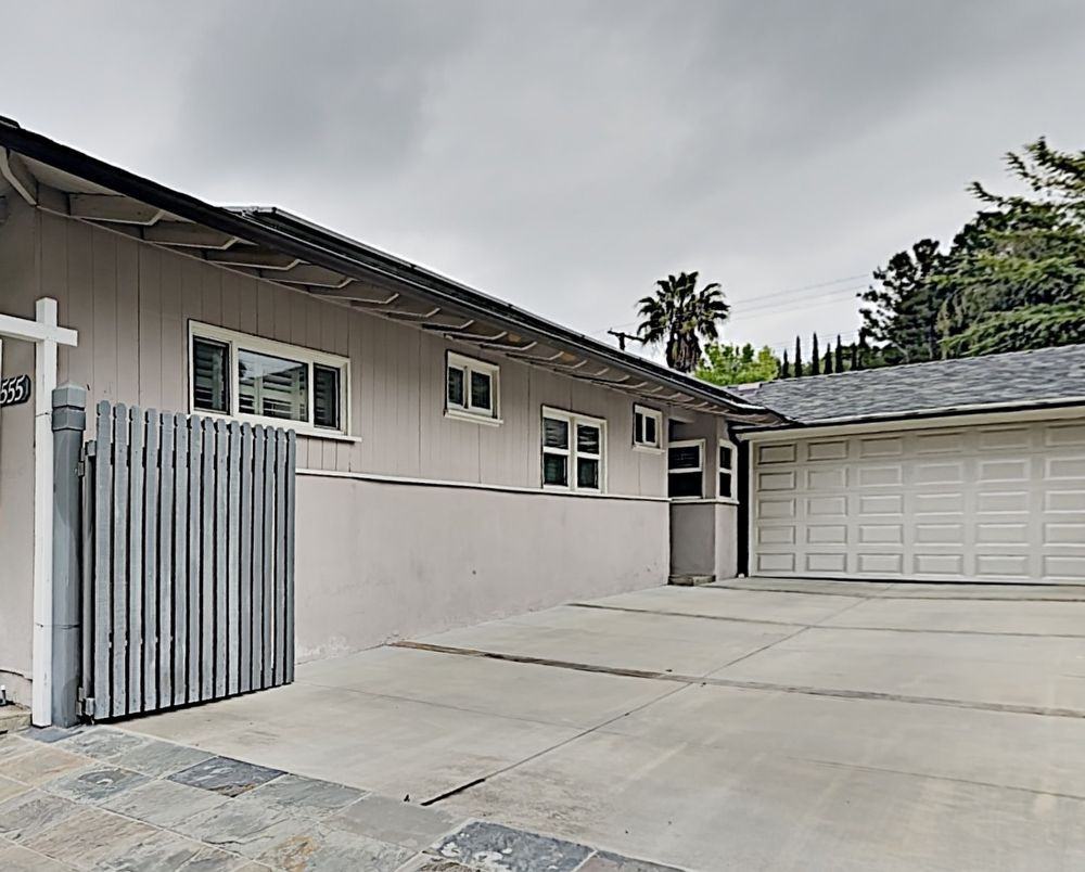 21555 Mulholland Dr - Photo 2 of 17