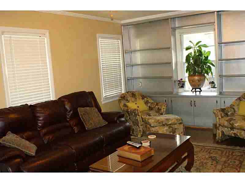 1126 Pinehurst Dr - Photo 2 of 13