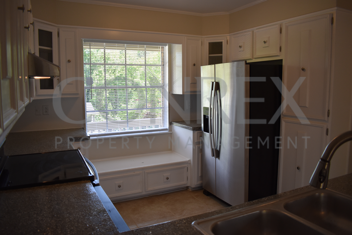 1328 Oak Ter - Photo 3 of 10