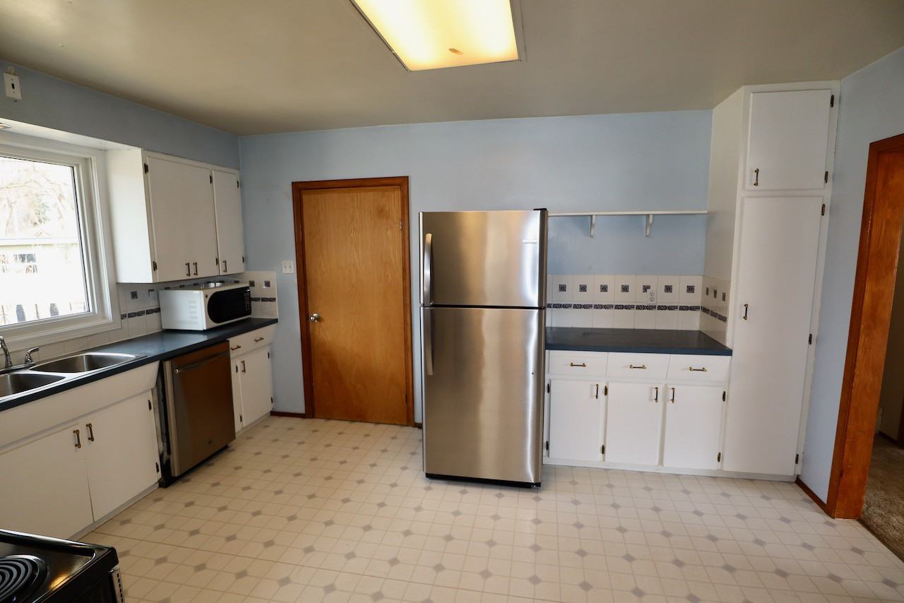 8204 93 Ave Nw - Photo 5 of 40