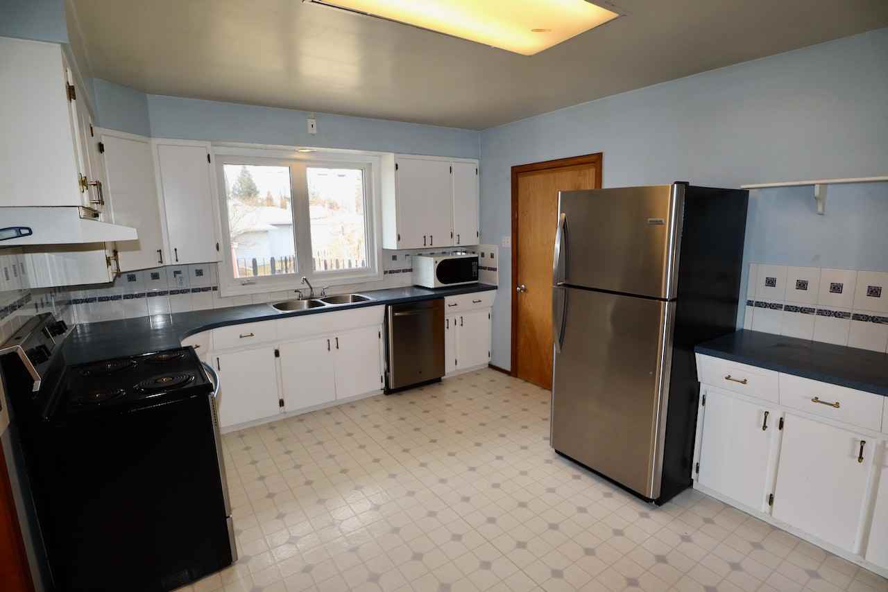 8204 93 Ave Nw - Photo 6 of 40