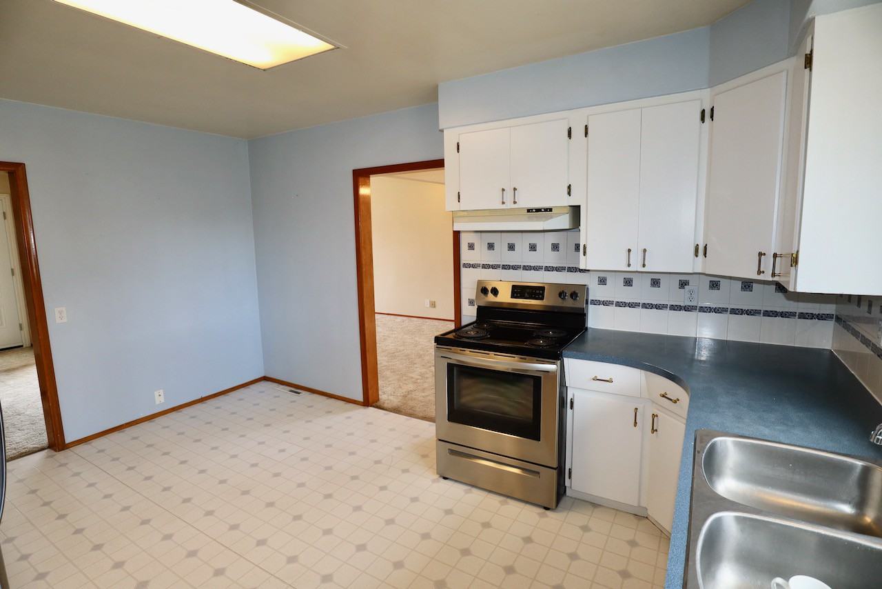 8204 93 Ave Nw - Photo 4 of 40