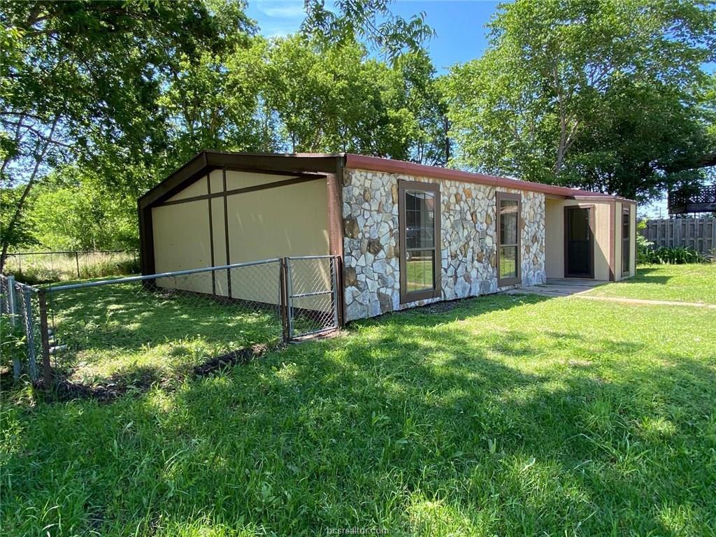 909 Westview Circle - Photo 2 of 9