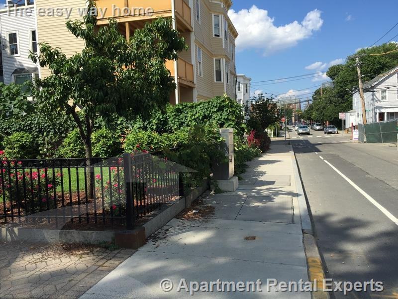 240 Sidney St - Photo 2 of 17