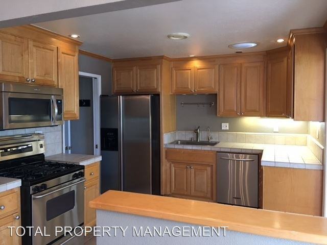 18859 Dundee Ave - Photo 3 of 10