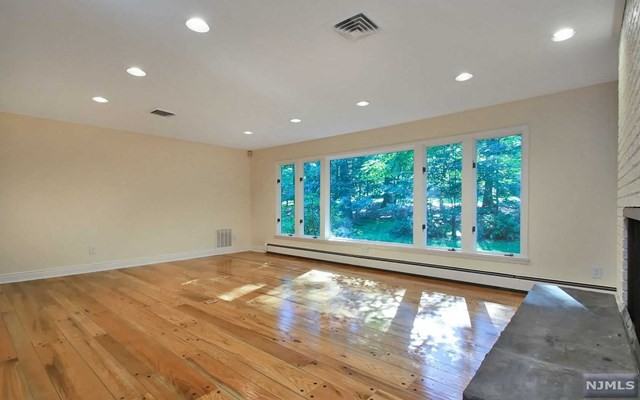 8 Deborah Court - Photo 3 of 20