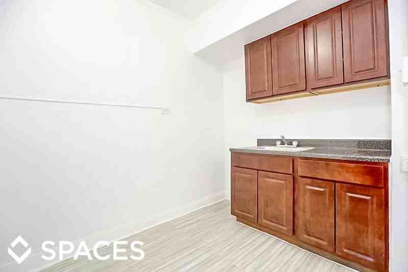 6930 North Greenview - Photo 3 of 12