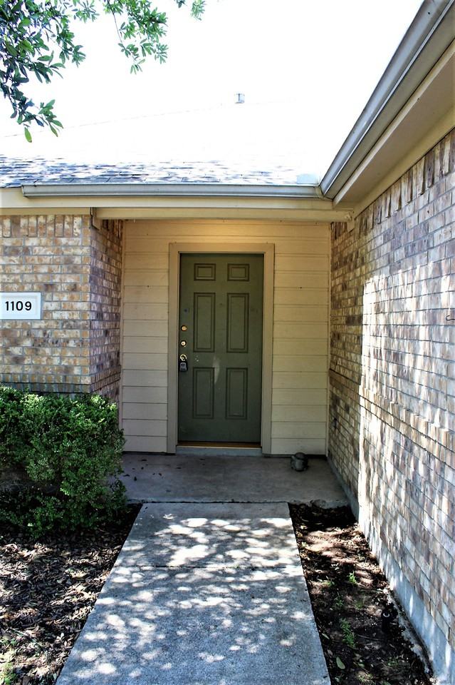 1109 Alexandria Dr - Photo 2 of 18
